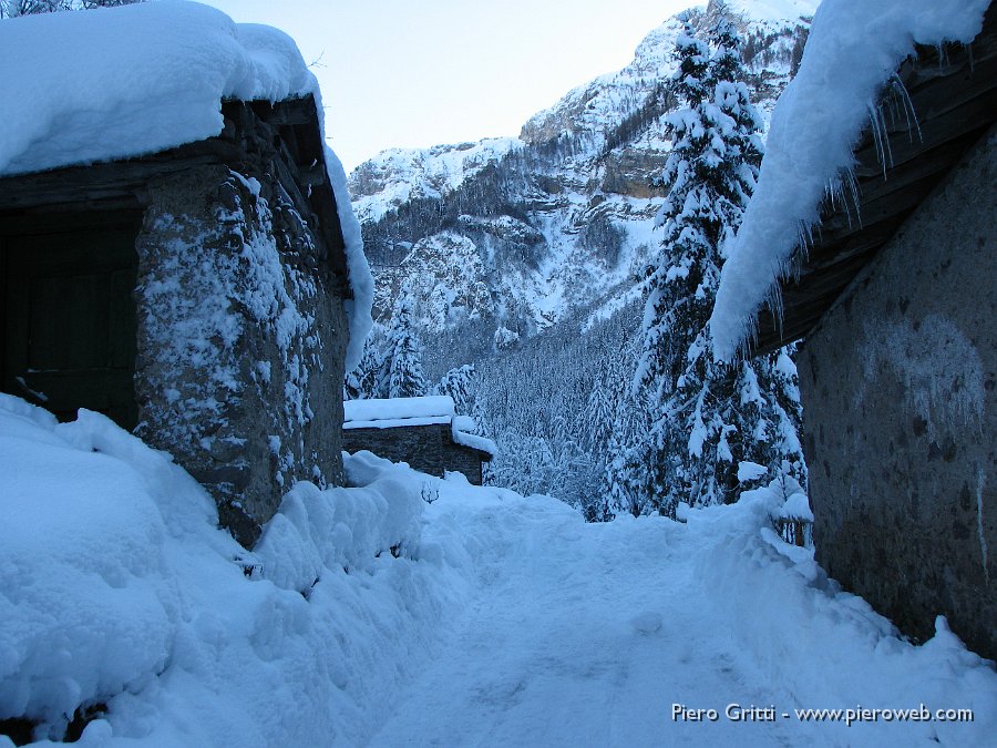 pusdosso7dic08 008.jpg - La strada per le Baite di Mezzeno si presenta così